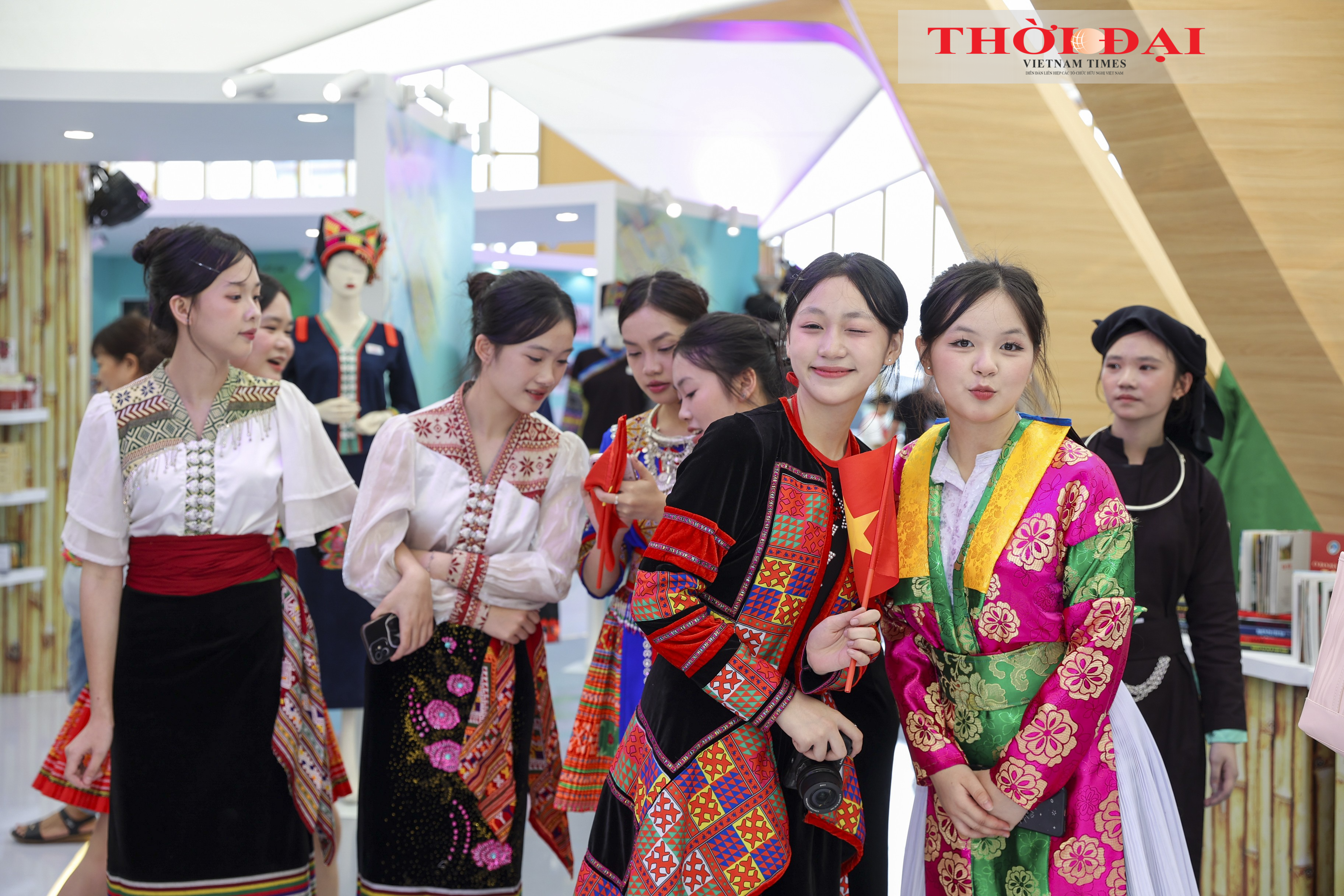 Thanh niên các dân tộc trong trang phục truyền thống tại gian trưng bày của Bộ Dân tộc và Tôn giáo, góp phần giới thiệu nét đa dạng văn hóa Việt Nam. (Ảnh: Đinh Hòa) Thanh niên các dân tộc trong trang phục truyền thống tại gian trưng bày của Bộ Dân tộc và Tôn giáo, góp phần giới thiệu nét đa dạng văn hóa Việt Nam. (Ảnh: Đinh Hòa)