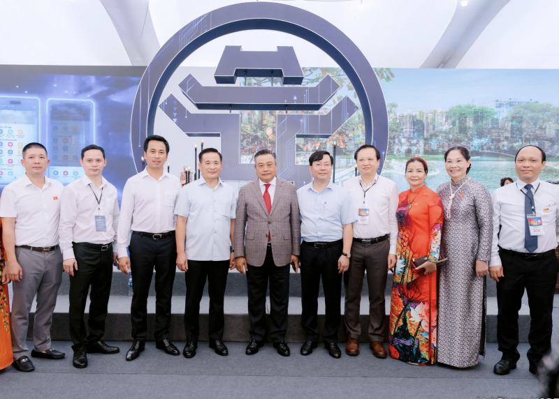Chủ tịch UBND thành phố Hà Nội Trần Sỹ Thanh cùng lãnh đạo các sở, ngành tham quan “Không gian Truyền thống và Sáng tạo Hà Nội 2025”. (Ảnh: T.L) Chủ tịch UBND thành phố Hà Nội Trần Sỹ Thanh cùng lãnh đạo các sở, ngành tham quan “Không gian Truyền thống và Sáng tạo Hà Nội 2025”. (Ảnh: T.L)