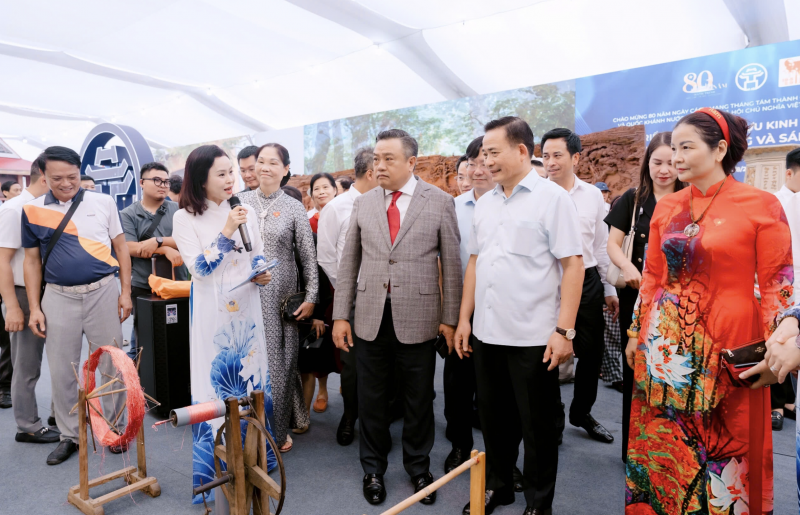 Chủ tịch UBND Thành phố Trần Sỹ Thanh kỳ vọng nhiều sản phẩm được trưng bày tại triển lãm sẽ tìm được thị trường rộng mở hơn. (Ảnh: T.L) Chủ tịch UBND Thành phố Trần Sỹ Thanh kỳ vọng nhiều sản phẩm được trưng bày tại triển lãm sẽ tìm được thị trường rộng mở hơn. (Ảnh: T.L)
