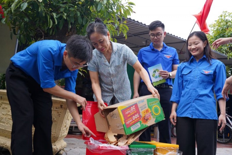 Ảnh 1. Các sinh viên tình nguyện Trường Đại học Văn hoá Hà Nội trực tiếp hướng dẫn người dân trên đảo Bạch Long Vĩ về phân loại rác sinh hoạt. Ảnh 1. Các sinh viên tình nguyện Trường Đại học Văn hoá Hà Nội trực tiếp hướng dẫn người dân trên đảo Bạch Long Vĩ về phân loại rác sinh hoạt.