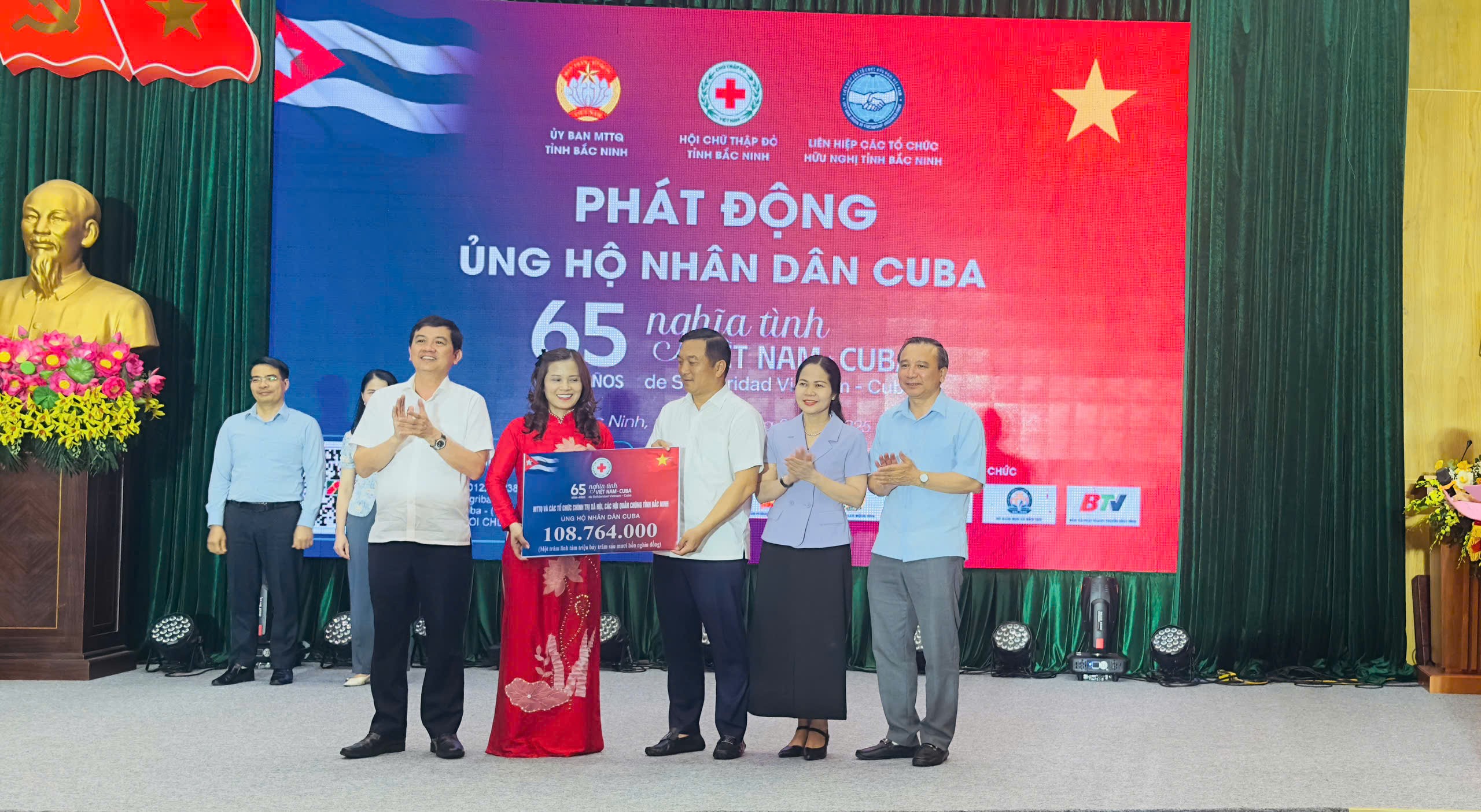 Uỷ ban Mặt trận Tổ quốc, các tổ chức chính trị - xã hội, các hội quần chúng được Đảng, Nhà nước giao nhiệm vụ trao số tiền ủng hộ 108.764.000 đồng. Uỷ ban Mặt trận Tổ quốc, các tổ chức chính trị - xã hội, các hội quần chúng được Đảng, Nhà nước giao nhiệm vụ trao số tiền ủng hộ 108.764.000 đồng.