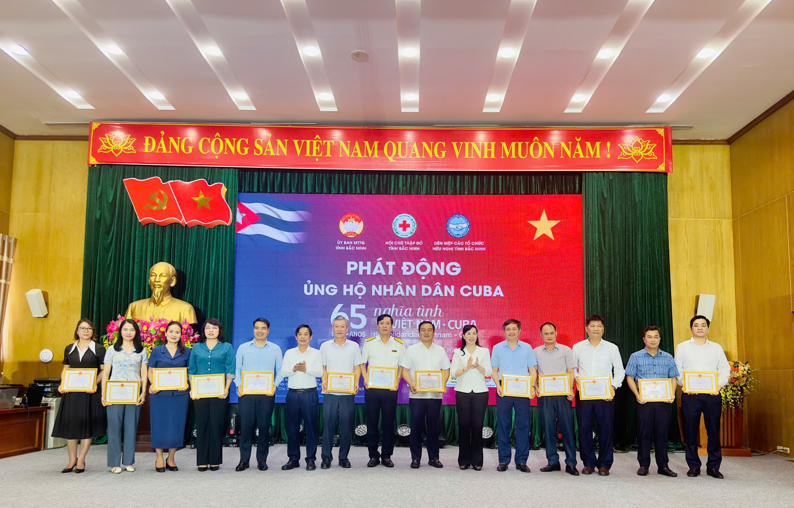 Ban tổ chức trao biểu trưng Bắc Ninh kêu gọi vận động tối thiểu 6,5 tỷ đồng ủng hộ nhân dân Cuba