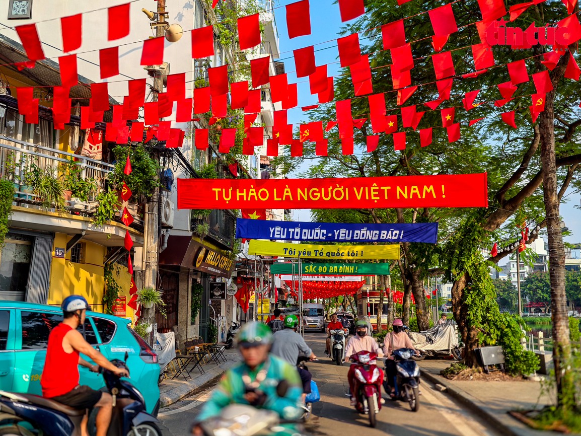 Phố Trúc Bạch (Hà Nội) rực rỡ chào mừng 80 năm Quốc khánh. (Ảnh: Báo Tin tức và Dân tộc) Phố Trúc Bạch (Hà Nội) rực rỡ chào mừng 80 năm Quốc khánh. (Ảnh: Báo Tin tức và Dân tộc)
