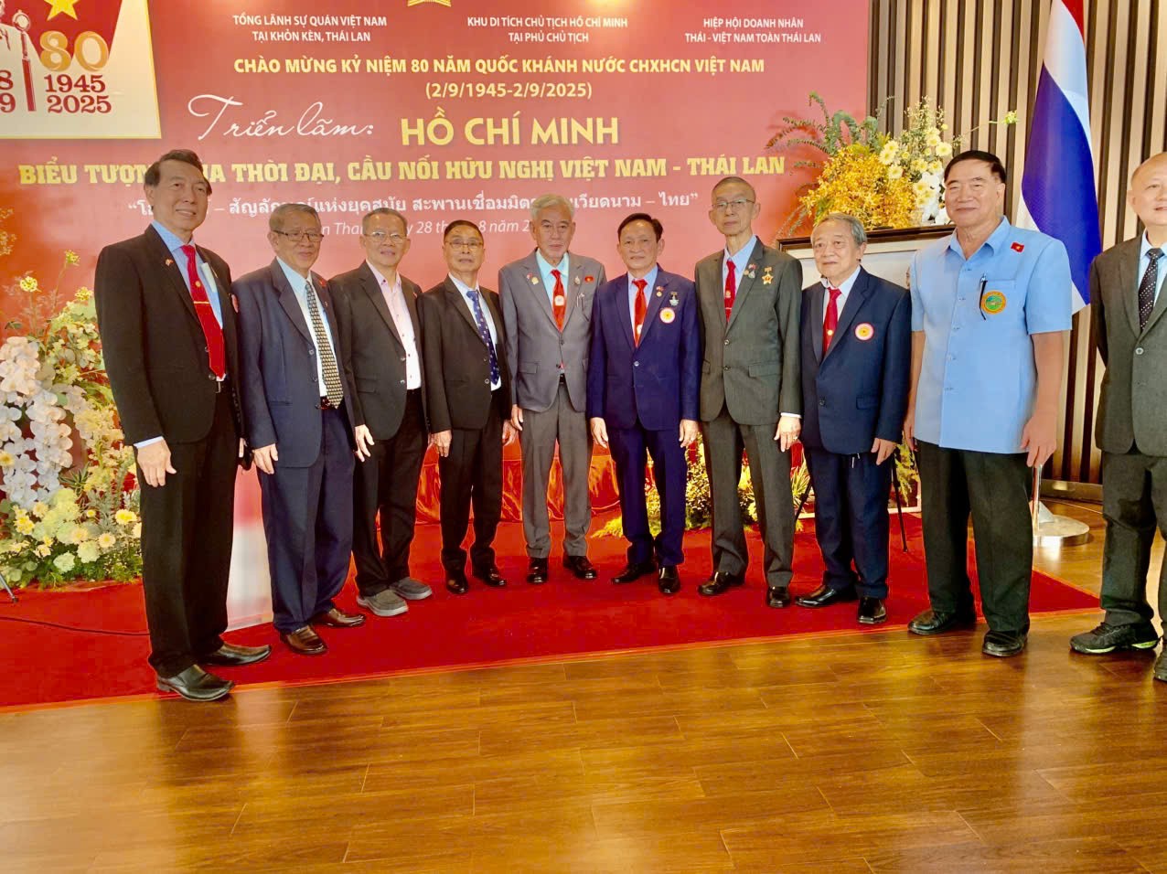 Ông Nguyễn Viết Loan, Phó Chủ tịch - Tổng Thư ký Hội hữu nghị Việt Nam - Thái Lan (thứ hai từ trái sang) chụp ảnh lưu niệm cùng các đại biểu tham dự Triển lãm Sôi nổi chuỗi hoạt động kỷ niệm 80 năm Quốc khánh Việt Nam tại Đông Bắc Thái Lan