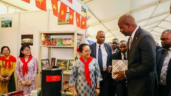 Vietnam Booth at Maputo International Fair (Mozambique) Attracts Many Visitors