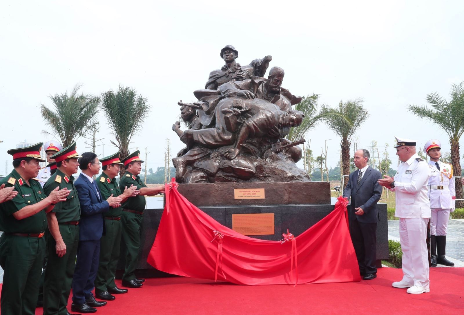 các đại biểu kéo băng khai trương cụm tượng tri ân chuyên gia quân sự Cuba. Ảnh: Trọng Đức/TTXVN các đại biểu kéo băng khai trương cụm tượng tri ân chuyên gia quân sự Cuba. Ảnh: Trọng Đức/TTXVN