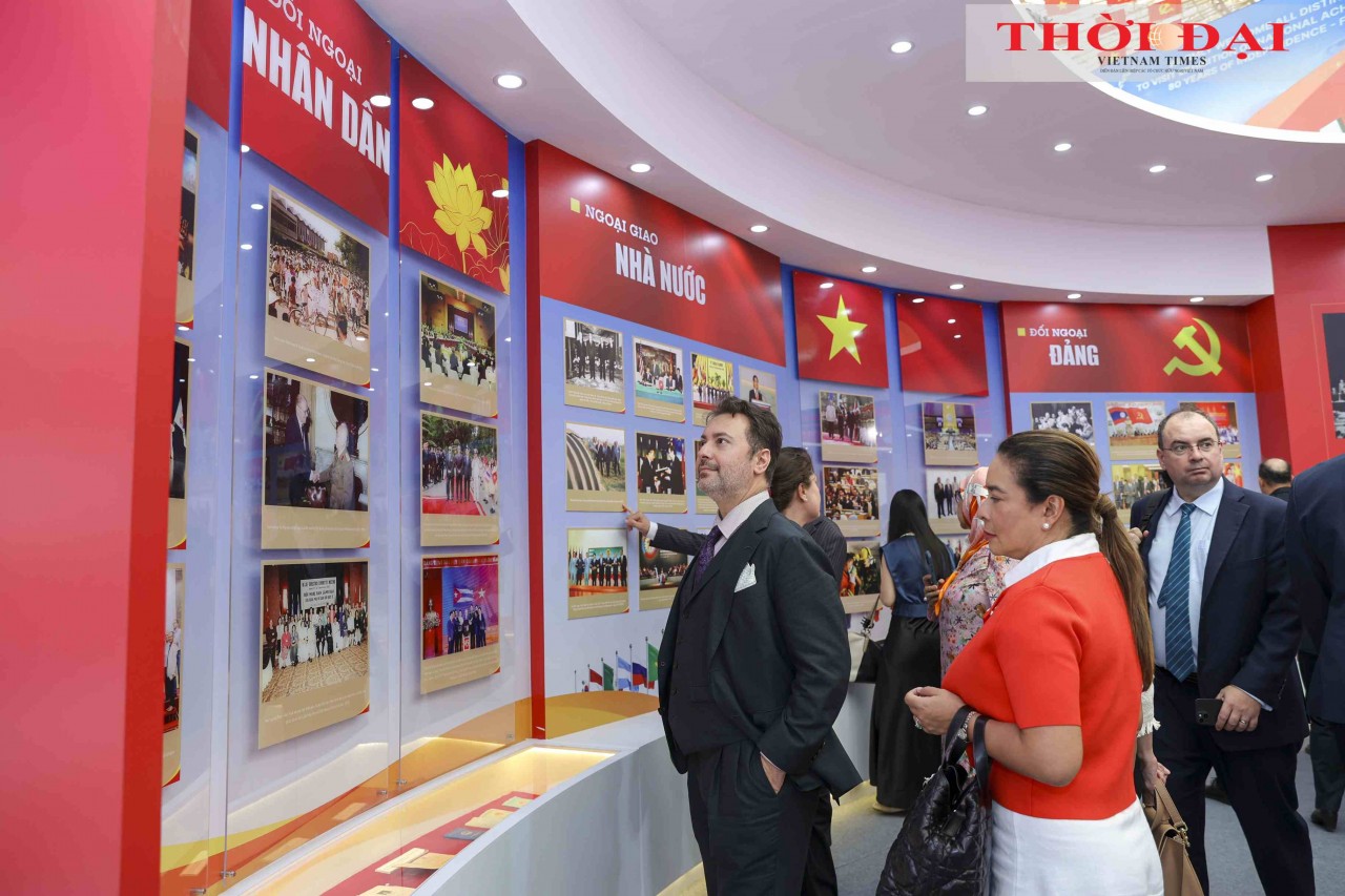 Representatives of embassies and international organizations visited the booth of the Ministry of Foreign Affairs, learning about Vietnam’s historical milestones and outstanding diplomatic achievements over the past 80 years - from the struggle for independence and national reunification to the efforts of peacebuilding, development, and expanding international cooperation, including people-to-people diplomacy. (Photo: Dinh Hoa)