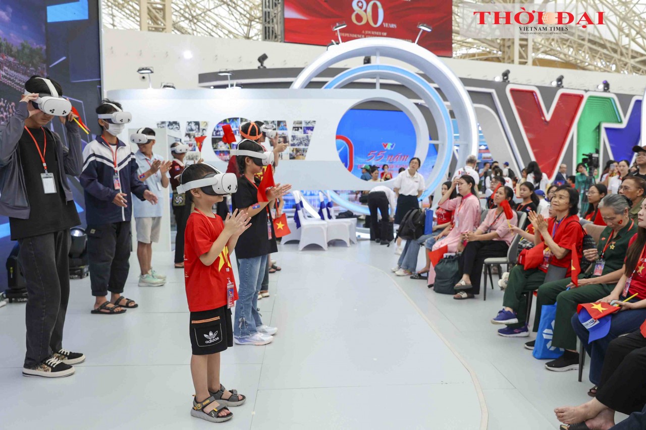 Young visitors experienced virtual reality technology at the booth of VTV. (Photo: Dinh Hoa)