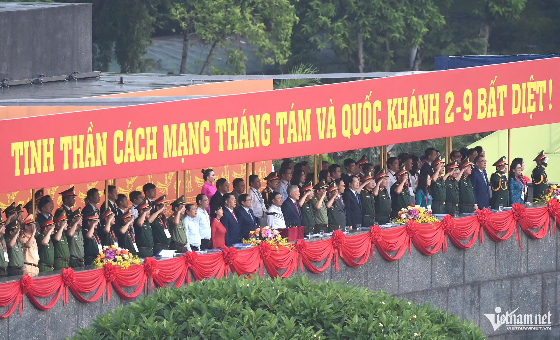 lễ chào cờ diễn ra tại Quảng trường Ba Đình. (Ảnh: VietNamNet)