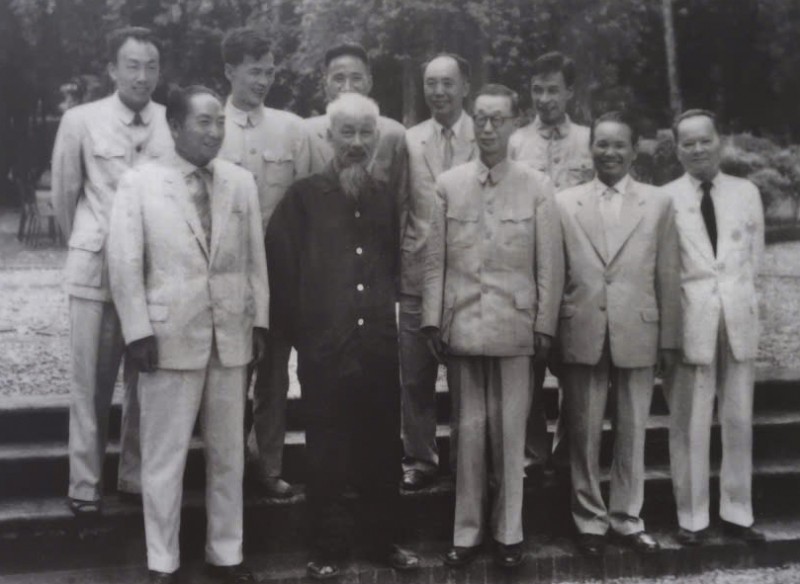 Chủ tịch Hồ Chí Minh tiếp đoàn đại biểu Hội Trung - Việt hữu hảo sang dự Quốc khánh 2/9/1966. Chủ tịch Hồ Chí Minh tiếp đoàn đại biểu Hội Trung - Việt hữu hảo sang dự Quốc khánh 2/9/1966.