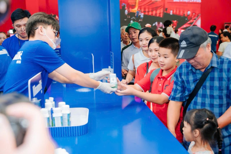 Ảnh 5A hoặc Ảnh 5B (báo chọn 1 trong 2 ảnh): Nhiều em nhỏ thích mê khi được thưởng thức thêm các sản phẩm mới của hiệu sữa quen thuộc mà các em uống mỗi ngày. (Ảnh: Vi Nam) Ảnh 5A hoặc Ảnh 5B (báo chọn 1 trong 2 ảnh): Nhiều em nhỏ thích mê khi được thưởng thức thêm các sản phẩm mới của hiệu sữa quen thuộc mà các em uống mỗi ngày. (Ảnh: Vi Nam)