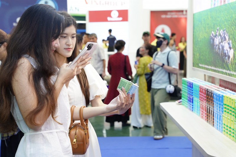 Ảnh 7A hoặc 7B (báo chọn 1 trong 2 ảnh): Các bạn trẻ đặc biệt yêu thích không gian trưng bày và trải nghiệm của Vinamilk. (Ảnh: Tịnh Không) Ảnh 7A hoặc 7B (báo chọn 1 trong 2 ảnh): Các bạn trẻ đặc biệt yêu thích không gian trưng bày và trải nghiệm của Vinamilk. (Ảnh: Tịnh Không)