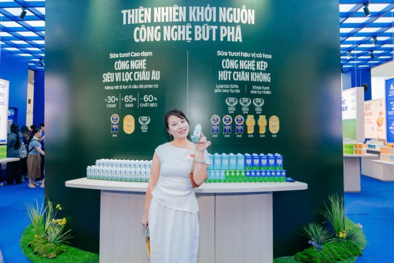 Ảnh 8A hoặc Ảnh 8B (báo chọn 1 trong 2 ảnh): Vinamilk mang đến triển lãm những trải nghiệm thú vị qua cách thể hiện trực quan về những bước đột phá trong đổi mới sáng tạo, khoa học – công nghệ tạo ra sản phẩm dinh dưỡng tiêu chuẩn quốc tế, đón đầu các xu hướng tiêu dùng. (Ảnh: Tịnh Không) Ảnh 8A hoặc Ảnh 8B (báo chọn 1 trong 2 ảnh): Vinamilk mang đến triển lãm những trải nghiệm thú vị qua cách thể hiện trực quan về những bước đột phá trong đổi mới sáng tạo, khoa học – công nghệ tạo ra sản phẩm dinh dưỡng tiêu chuẩn quốc tế, đón đầu các xu hướng tiêu dùng. (Ảnh: Tịnh Không)