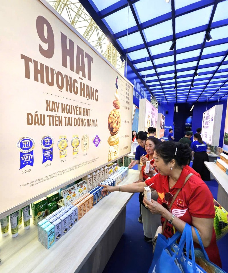 Ảnh 9A hoặc 9B (báo chọn 1 trong 2 ảnh): Các sản phẩm sữa thực vật không chứa lactose, không chất bảo quản, không thuốc diệt cỏ Glyphosate và được sản xuất với công nghệ xay nguyên hạt để giữ trọn dinh dưỡng của Vinamilk được giới thiệu đến mọi người. (Ảnh: Vi Nam) Ảnh 9A hoặc 9B (báo chọn 1 trong 2 ảnh): Các sản phẩm sữa thực vật không chứa lactose, không chất bảo quản, không thuốc diệt cỏ Glyphosate và được sản xuất với công nghệ xay nguyên hạt để giữ trọn dinh dưỡng của Vinamilk được giới thiệu đến mọi người. (Ảnh: Vi Nam)