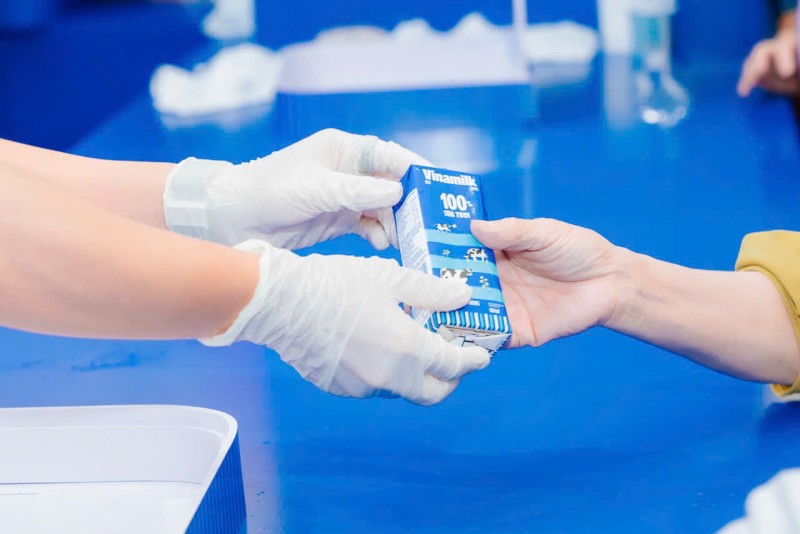 Ảnh 11A hoặc Ảnh 11B (báo chọn 1 trong 2 ảnh): “Từ khi hình thành và suốt gần 50 phát triển Vinamilk luôn xác định sứ mệnh của mình là Vinamilk tạo điểm nhấn tại Triển lãm thành tựu đất nước 80 năm