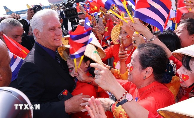 Chủ tịch nước Cuba và Phu nhân đến Hà Nội, bắt đầu thăm cấp Nhà nước Chủ tịch nước Cuba và Phu nhân đến Hà Nội, bắt đầu thăm cấp Nhà nước