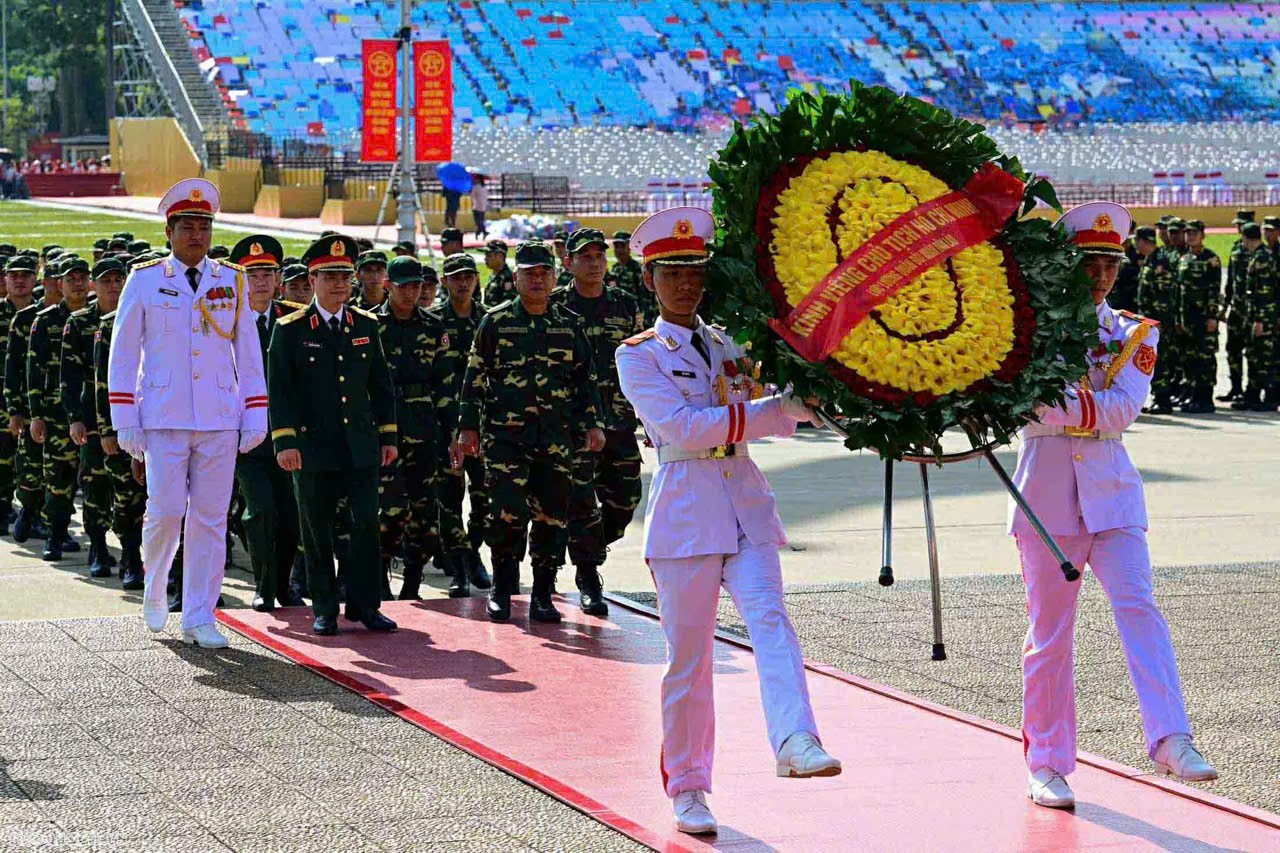 Quân nhân Nga, Lào và Campuchia vào Lăng viếng Chủ tịch Hồ Chí Minh Quân nhân Nga, Lào và Campuchia vào Lăng viếng Chủ tịch Hồ Chí Minh