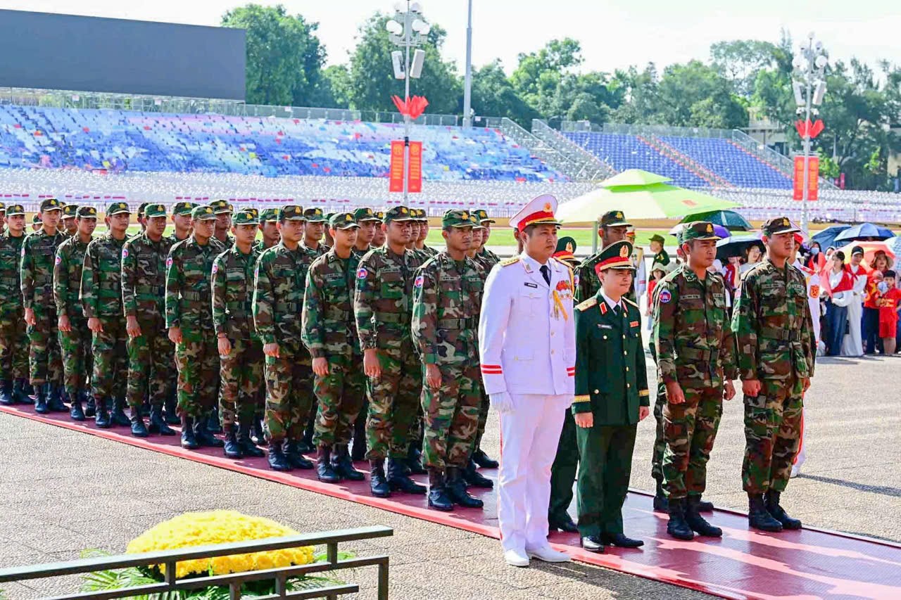 Quân nhân Nga, Lào và Campuchia vào Lăng viếng Chủ tịch Hồ Chí Minh Quân nhân Nga, Lào và Campuchia vào Lăng viếng Chủ tịch Hồ Chí Minh