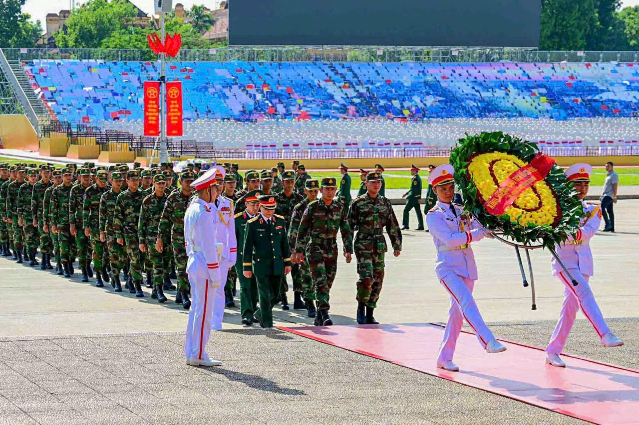 Quân nhân Nga, Lào và Campuchia vào Lăng viếng Chủ tịch Hồ Chí Minh Quân nhân Nga, Lào và Campuchia vào Lăng viếng Chủ tịch Hồ Chí Minh
