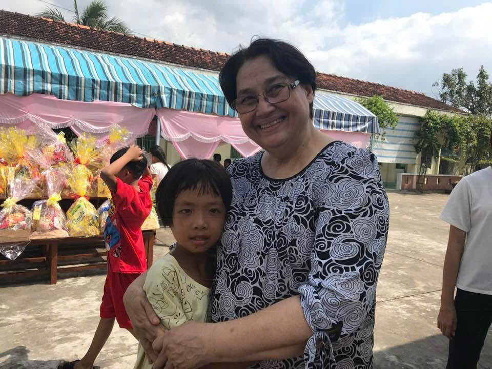 Bà Cecile Le Pham cùng em nhỏ tại Trung tâm nuôi dạy trẻ mồ côi Hoa Mai (Cần Thơ). (Ảnh: NVCC) Bà Cecile Le Pham cùng em nhỏ tại Trung tâm nuôi dạy trẻ mồ côi Hoa Mai (Cần Thơ). (Ảnh: NVCC)