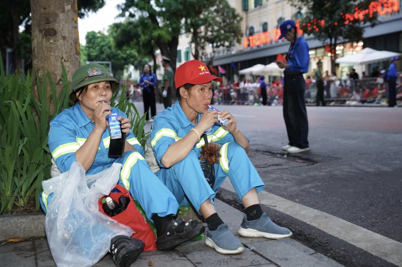Ảnh 8: Phút nghỉ ngơi và tiếp thêm chút năng lượng bằng sữa tươi Vinamilk của các chị góp phần quan trọng để đại lễ diễn ra với những tuyến đường sạch sẽ, ngăn nắp. (Ảnh: Vi Nam) Ảnh 8: Phút nghỉ ngơi và tiếp thêm chút năng lượng bằng sữa tươi Vinamilk của các chị góp phần quan trọng để đại lễ diễn ra với những tuyến đường sạch sẽ, ngăn nắp. (Ảnh: Vi Nam)