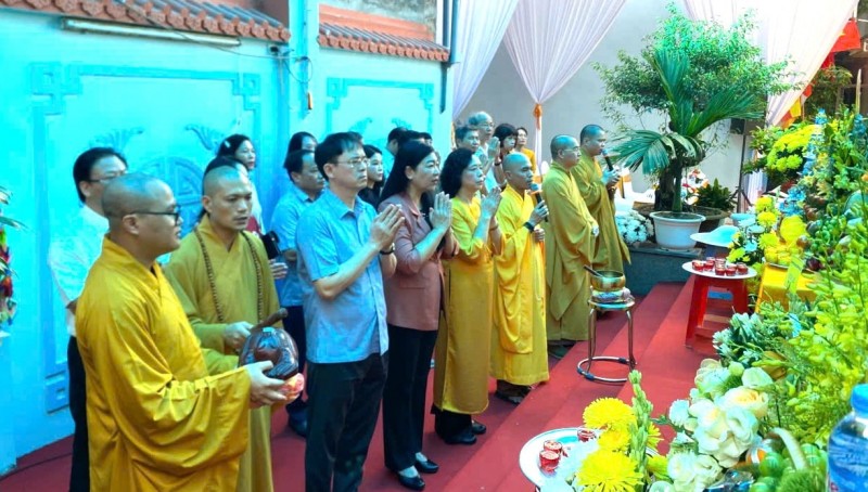 Các đại biểu thắp thương tưởng niệm. (Ảnh: T.L) Các đại biểu thắp thương tưởng niệm. (Ảnh: T.L)