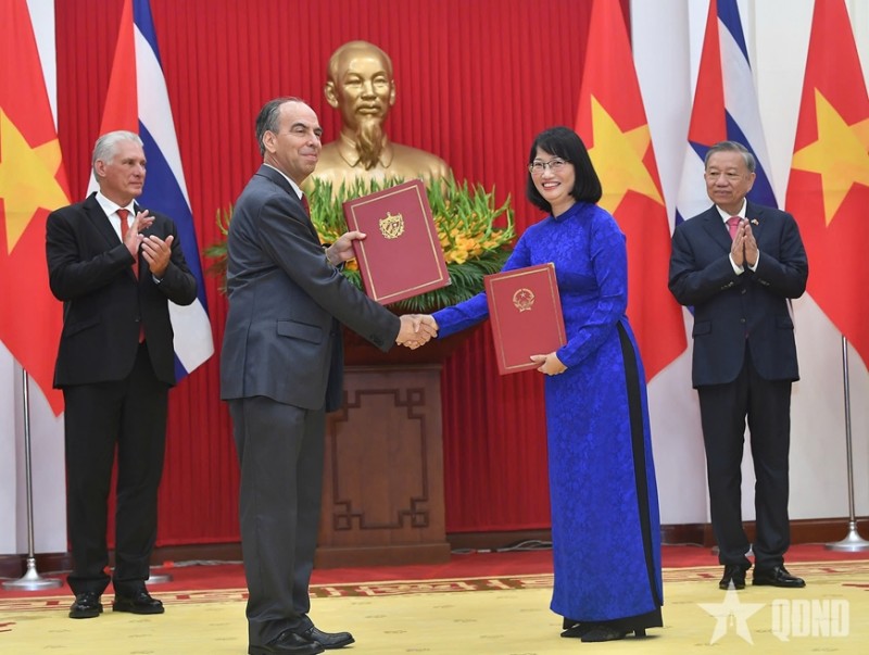 Một số văn kiện hợp tác được trao tại buổi lễ. Một số văn kiện hợp tác được trao tại buổi lễ.