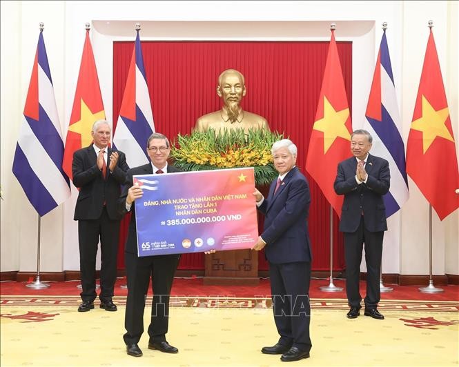 Lễ trao các Văn kiện hợp tác thắt chặt tình hữu nghị Việt Nam – Cuba Lễ trao các Văn kiện hợp tác thắt chặt tình hữu nghị Việt Nam – Cuba