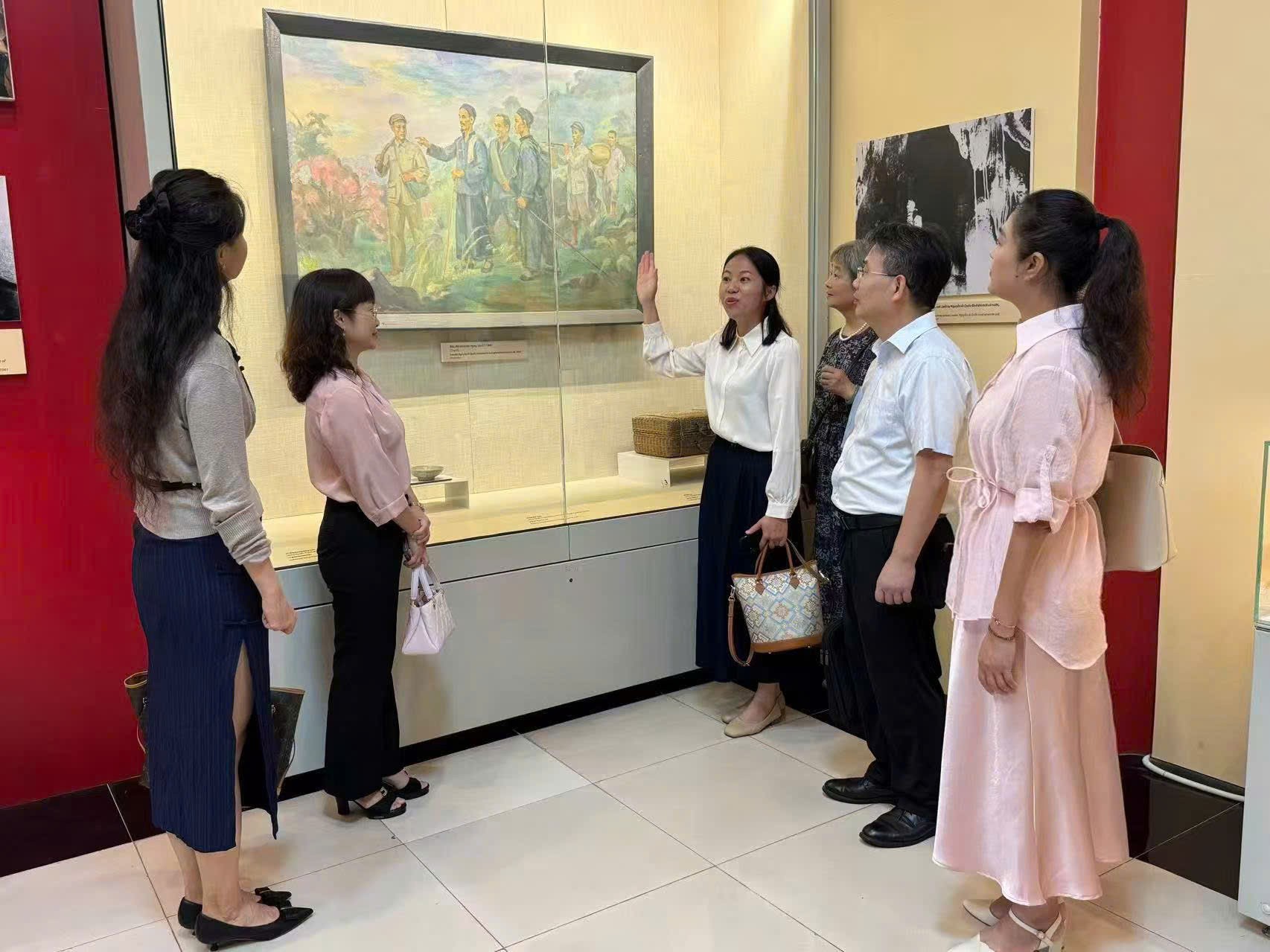Bạn bè Trung Quốc chia sẻ kỷ niệm và tình cảm nhân dịp 80 năm Quốc khánh Việt Nam Bạn bè Trung Quốc chia sẻ kỷ niệm và tình cảm nhân dịp 80 năm Quốc khánh Việt Nam