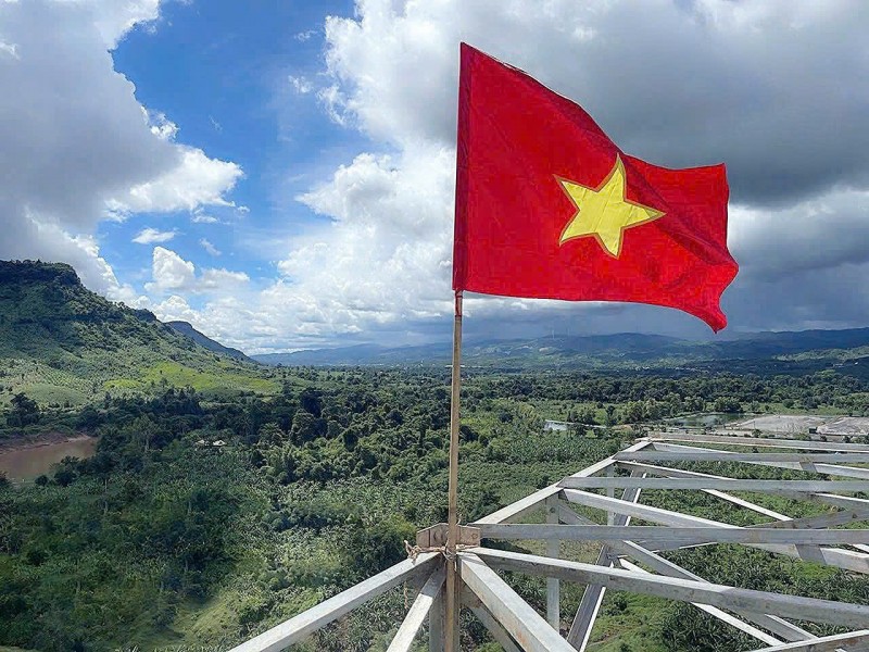 Sau hơn 6 tháng thi công thần tốc, tuyến đường dây truyền tải 220kV từ nhà máy điện gió Savan 1 trên lãnh thổ Lào đã được hoàn thành và sẵn sàng đấu nối vào hệ thống điện quốc gia Việt Nam trong tương lai gần.