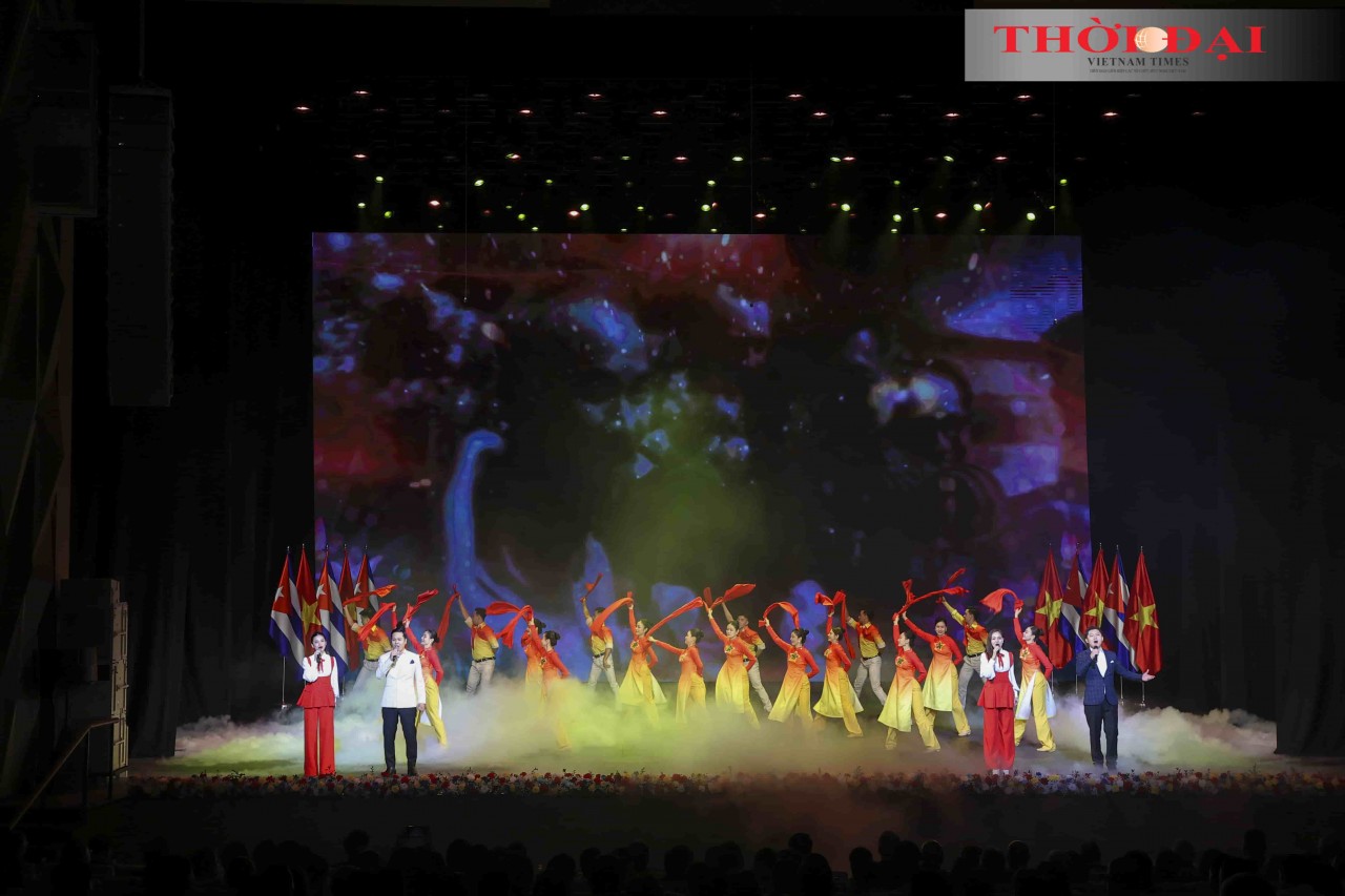 A performance at the ceremony celebrating the 65th anniversary of Vietnam–Cuba diplomatic relations. (Photo: Đinh Hòa)