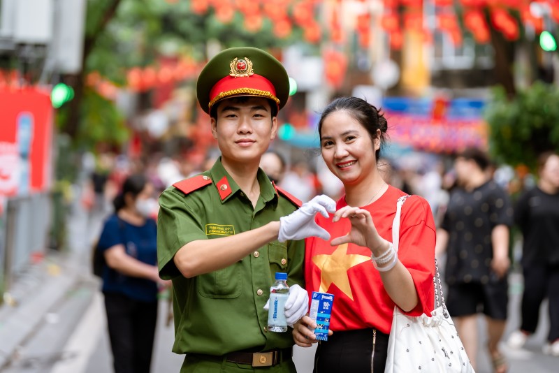 Ảnh 7A hoặc Ảnh 7B (báo chọn 1 trong 2 ảnh): Tình bạn và tình yêu tổ quốc luôn đong đầy trong tim các bạn trẻ Việt Nam. (Ảnh: Vi Nam) Ảnh 7A hoặc Ảnh 7B (báo chọn 1 trong 2 ảnh): Tình bạn và tình yêu tổ quốc luôn đong đầy trong tim các bạn trẻ Việt Nam. (Ảnh: Vi Nam)