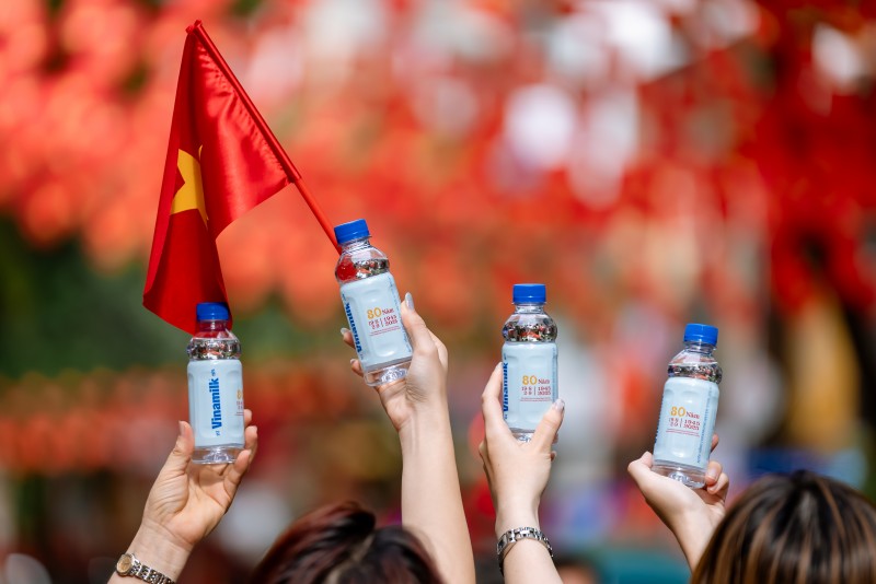 Ảnh 11A hoặc Ảnh 11B (báo chọn 1 trong 2 ảnh): Vinamilk đồng hành cùng triệu trái tim Việt, góp mặt trong từng niềm vui nhỏ của đại lễ lớn. (Ảnh: Vi Nam) Ảnh 11A hoặc Ảnh 11B (báo chọn 1 trong 2 ảnh): Vinamilk đồng hành cùng triệu trái tim Việt, góp mặt trong từng niềm vui nhỏ của đại lễ lớn. (Ảnh: Vi Nam)