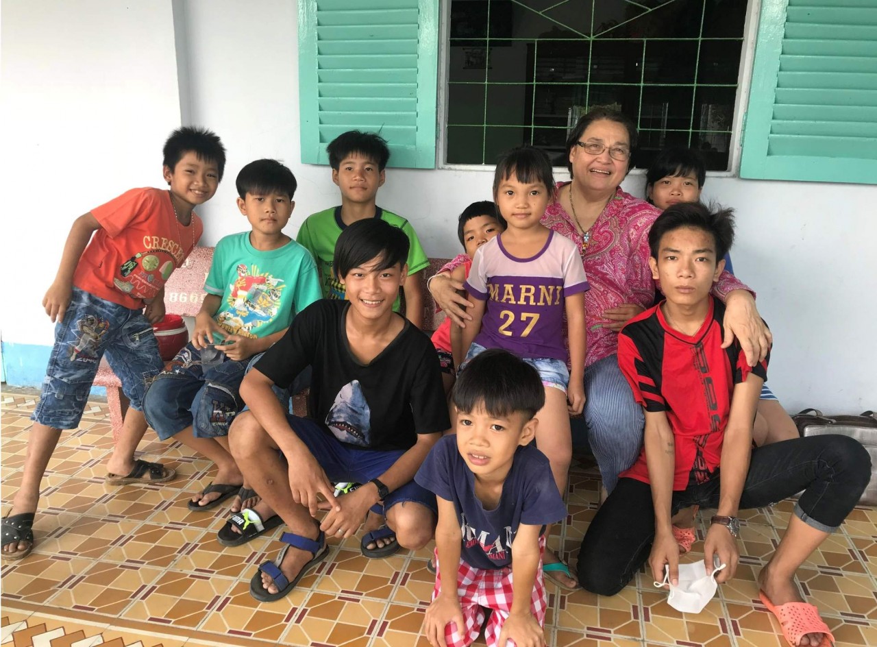 Cecile Le Pham with children at the Hoa Mai Orphanage Center (Da Nang). (Photo: NVCC)