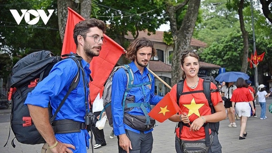 A group of tourists from London, English, are amazed by the jubilant atmosphere of Vietnam's National Day.