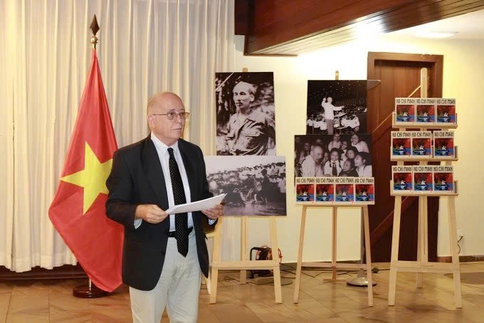Pedro de Oliveira chia sẻ quá trình đến với tư tưởng Hồ Chí Minh tại Lễ kỷ niệm 133 năm Ngày sinh Chủ tịch Hồ Chí Minh, tại thủ đô Brasilia năm 2023. Ảnh: TTXVN Pedro de Oliveira chia sẻ quá trình đến với tư tưởng Hồ Chí Minh tại Lễ kỷ niệm 133 năm Ngày sinh Chủ tịch Hồ Chí Minh, tại thủ đô Brasilia năm 2023. Ảnh: TTXVN