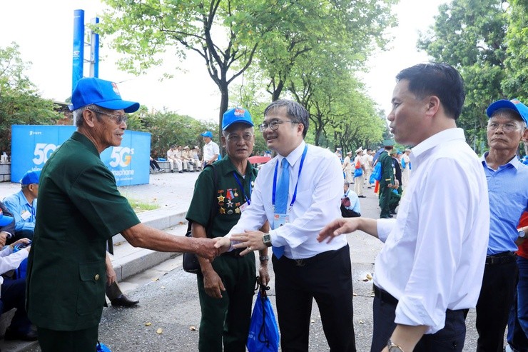 Phó Chủ tịch UBND thành phố Hà Nội Trương Việt Dũng gửi lời chúc sức khỏe đến toàn thể các đại biểu sau Lễ kỷ niệm. (Ảnh: T.L) Phó Chủ tịch UBND thành phố Hà Nội Trương Việt Dũng gửi lời chúc sức khỏe đến toàn thể các đại biểu sau Lễ kỷ niệm. (Ảnh: T.L)