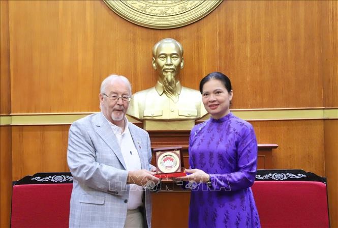 Phó Chủ tịch Ủy ban Trung ương MTTQ Việt Nam Hà Thị Nga trao quà tặng Bí thư Đảng Cộng sản Anh Robert Griffiths. (Ảnh: TTXVN) Phó Chủ tịch Ủy ban Trung ương MTTQ Việt Nam Hà Thị Nga trao quà tặng Bí thư Đảng Cộng sản Anh Robert Griffiths. (Ảnh: TTXVN)