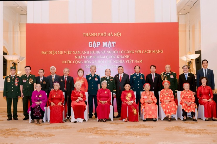 Các Mẹ Việt Nam Anh hùng, Người có công cùng lãnh đạo thành phố Hà Nội tham dự buổi gặp mặt. (Ảnh:T.L)