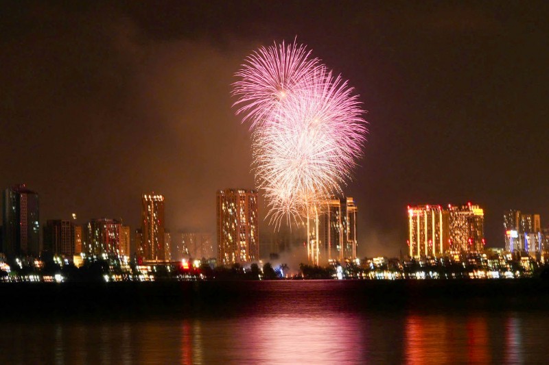Hà Nội pháo hoa tầm cao kết hợp tầm thấp cùng hỏa thuật đồng loạt khai hỏa tại 6 điểm. (Ảnh: T.L) Hà Nội pháo hoa tầm cao kết hợp tầm thấp cùng hỏa thuật đồng loạt khai hỏa tại 6 điểm. (Ảnh: T.L)