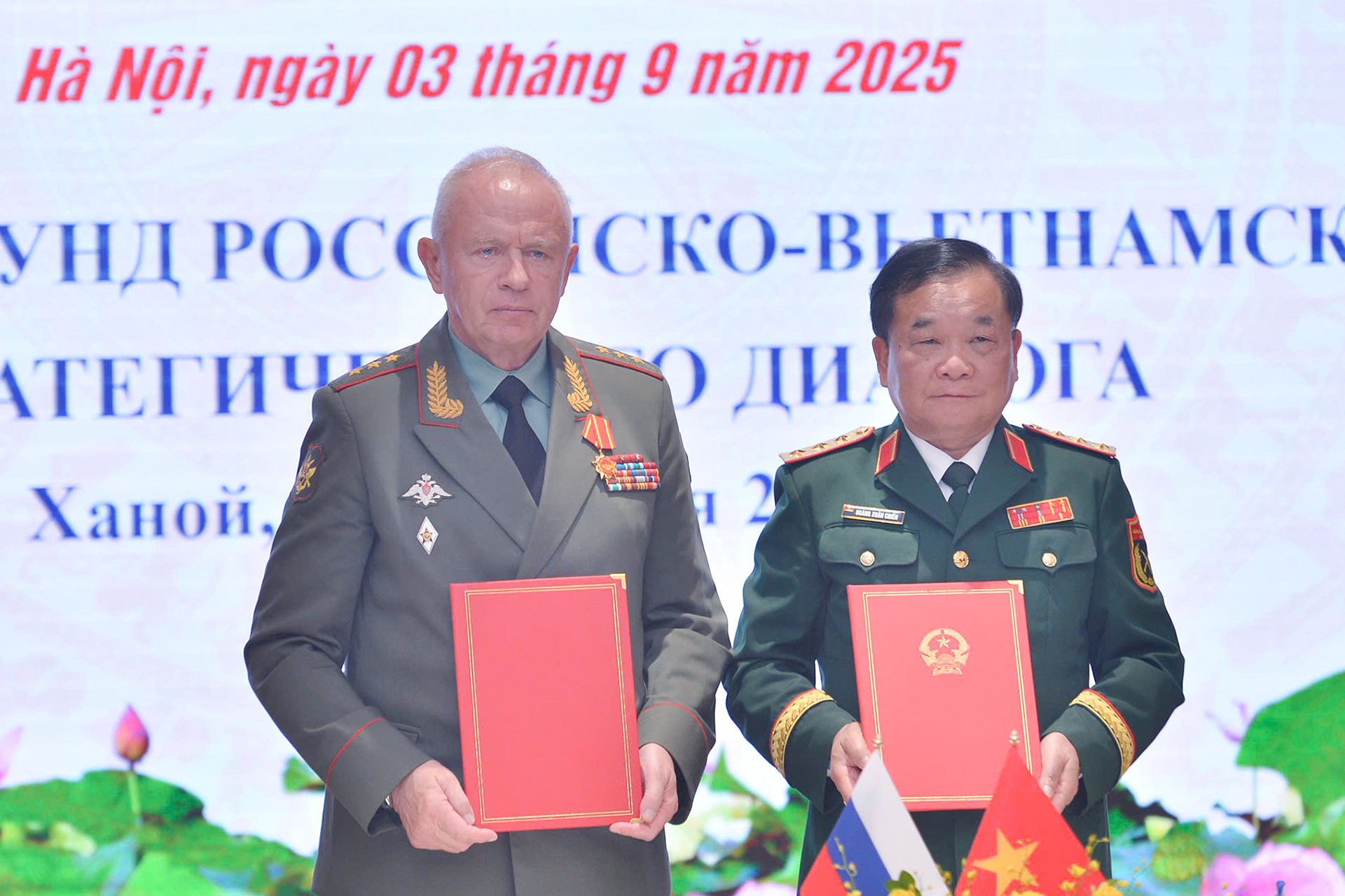 Hai Thứ trưởng ký biên bản Đối thoại Chiến lược Quốc phòng Việt Nam - Liên bang Nga. Hai Thứ trưởng ký biên bản Đối thoại Chiến lược Quốc phòng Việt Nam - Liên bang Nga.