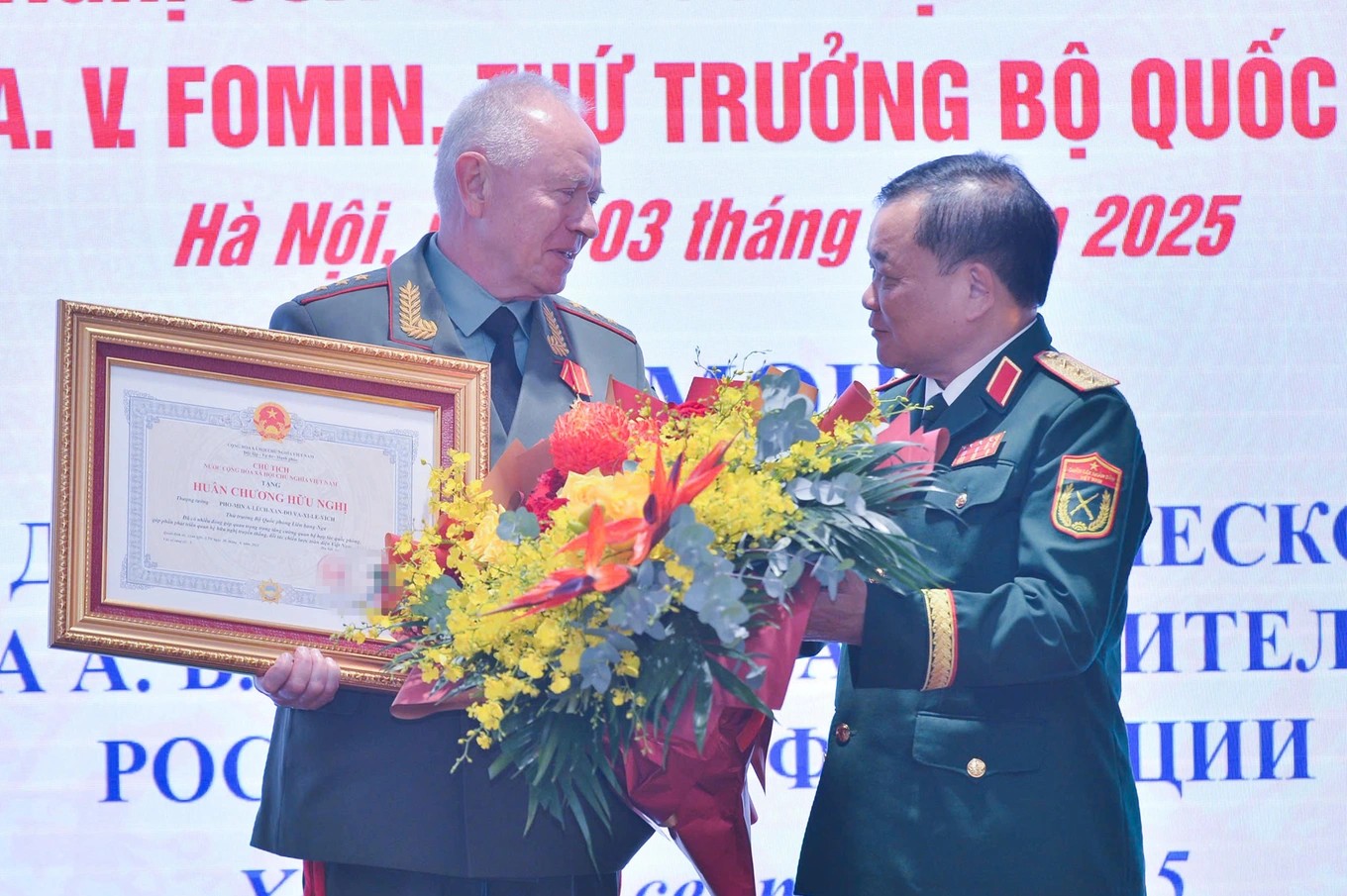 Thượng tướng Hoàng Xuân Chiến, Thứ trưởng Bộ Quốc phòng Việt Nam, trao Huân chương Hữu nghị tặng Thượng tướng Alexander Vasilyevich Fomin, Thứ trưởng Bộ Quốc phòng Nga (Ảnh: Đình Huy). Thượng tướng Hoàng Xuân Chiến, Thứ trưởng Bộ Quốc phòng Việt Nam, trao Huân chương Hữu nghị tặng Thượng tướng Alexander Vasilyevich Fomin, Thứ trưởng Bộ Quốc phòng Nga (Ảnh: Đình Huy).