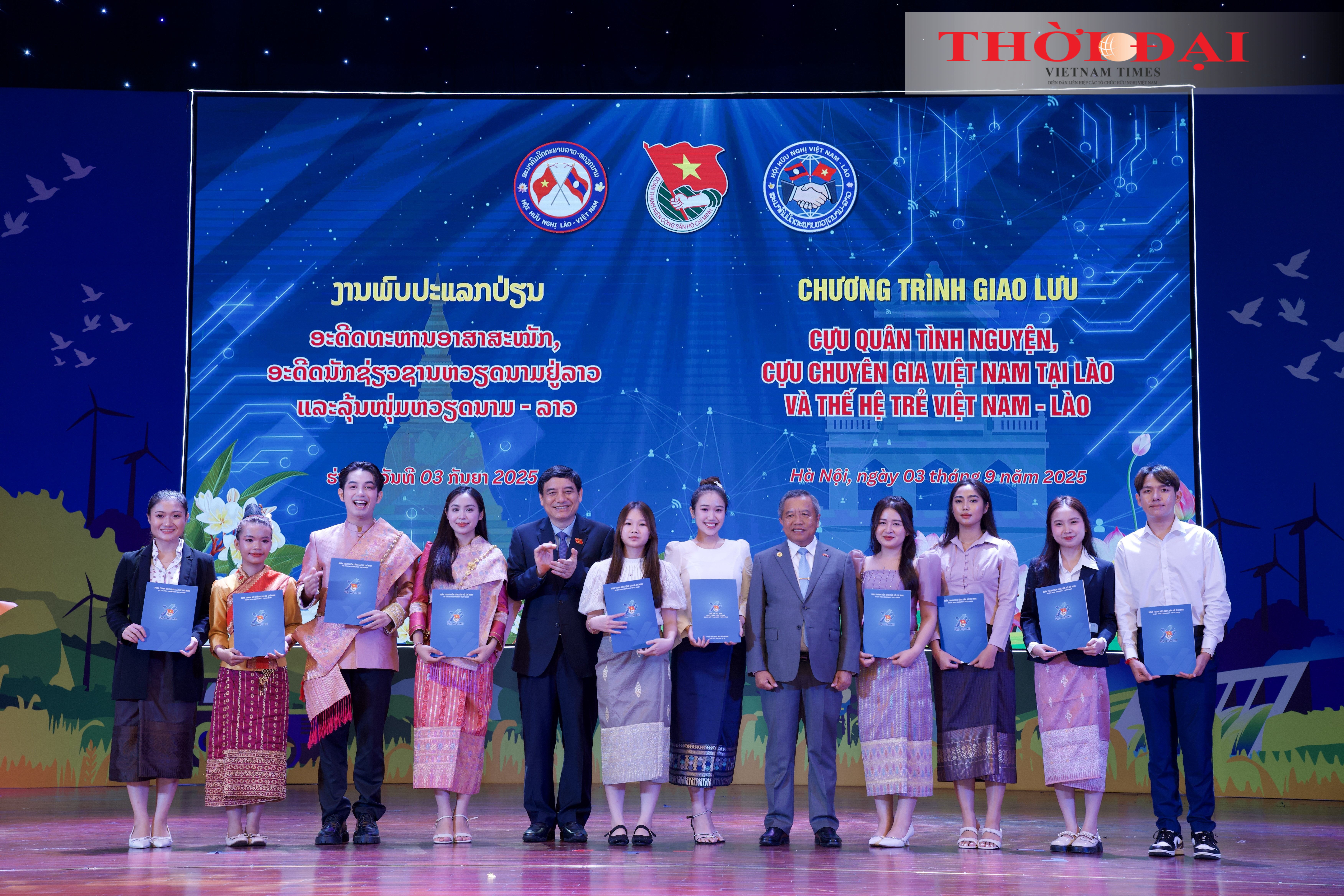 Các sinh viên, thanh niên Lào có thành tích xuất sắc được trao học bổng tại chương trình giao lưu. (Ảnh: Thanh Thảo) Các sinh viên, thanh niên Lào có thành tích xuất sắc được trao học bổng tại chương trình giao lưu. (Ảnh: Thanh Thảo)