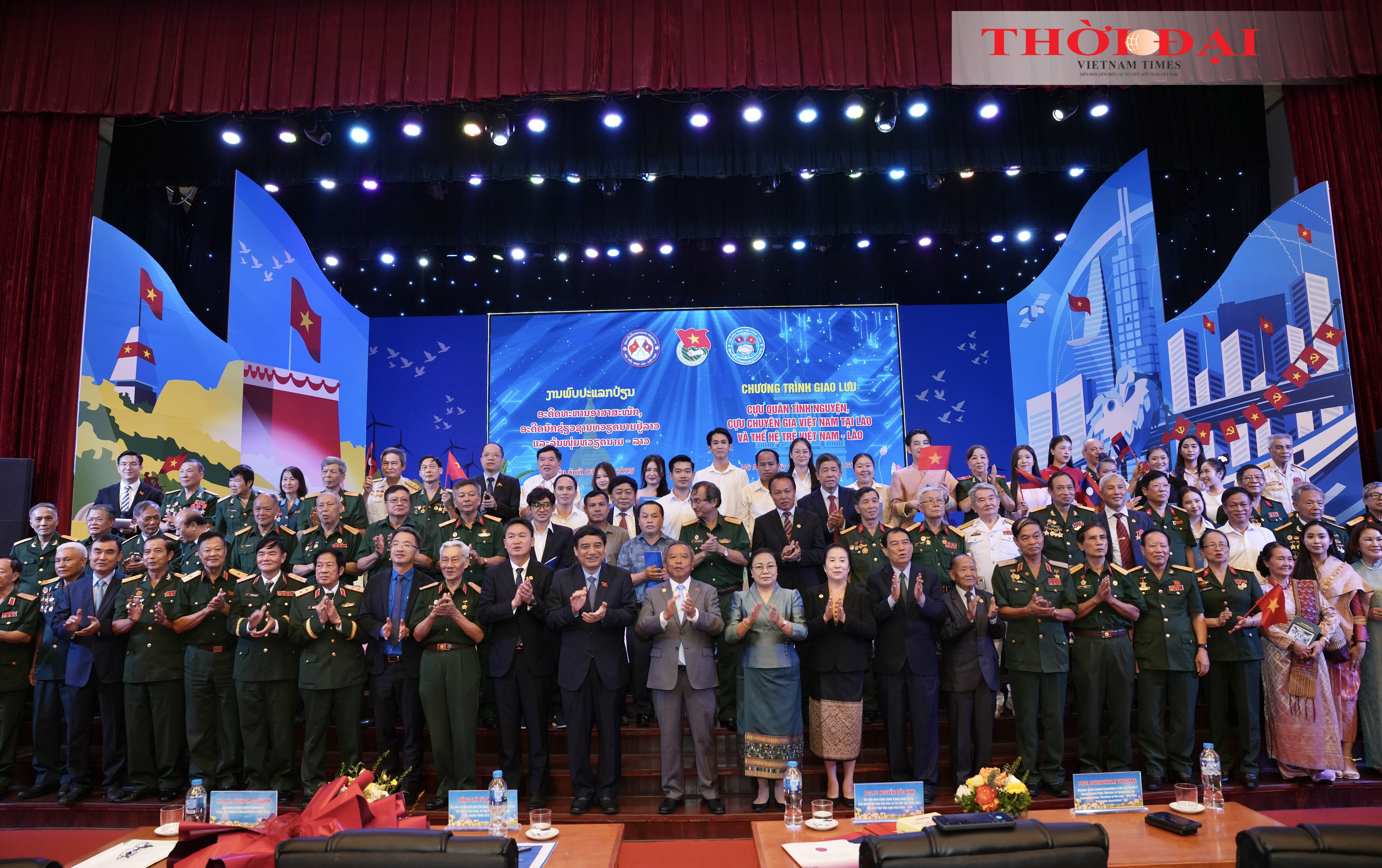 Đại biểu hai nước hát vang ca khúc Tiếp nối mạch nguồn hữu nghị, thắp sáng khát vọng thanh niên Việt - Lào