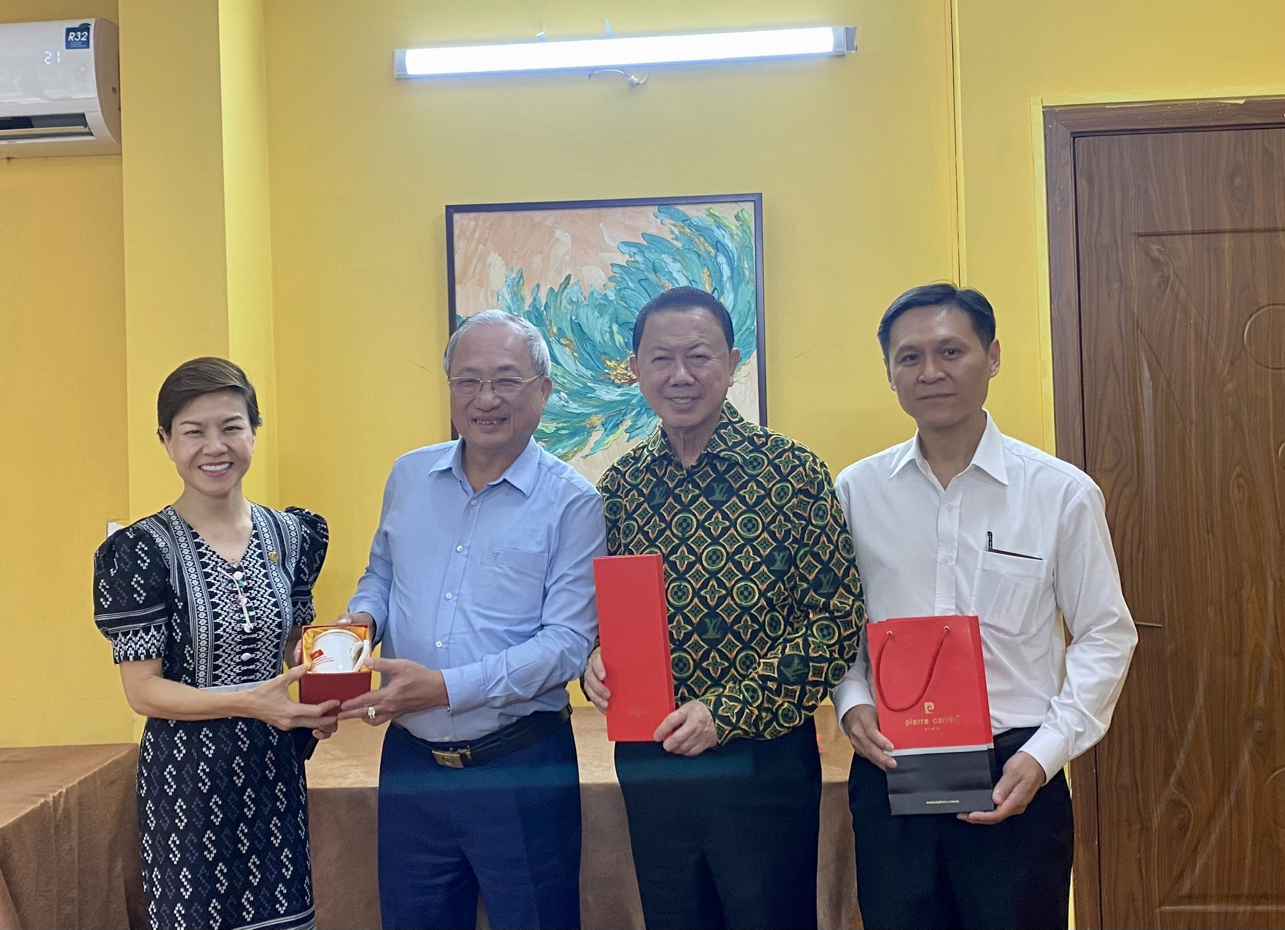 Ông Nguyễn Văn Thành, Chủ tịch Hội hữu nghị Việt Nam - Thái Lan và ông Sanan Angubolkul, Chủ tịch Hội hữu nghị Thái Lan - Việt Nam tại cuộc làm việc. Ông Nguyễn Văn Thành, Chủ tịch Hội hữu nghị Việt Nam - Thái Lan và ông Sanan Angubolkul, Chủ tịch Hội hữu nghị Thái Lan - Việt Nam tại cuộc làm việc.