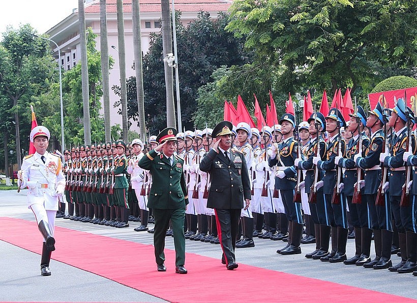 Minister of National Defence General Phan Van Giang and Minister of Defence of the Republic of Azerbaijan Colonel General Hasanov Zakir Asgar Oglu review the Honor Guard of the Vietnam People’s Army. (Photo: VNA) Minister of National Defence General Phan Van Giang and Minister of Defence of the Republic of Azerbaijan Colonel General Hasanov Zakir Asgar Oglu review the Honor Guard of the Vietnam People’s Army. (Photo: VNA)