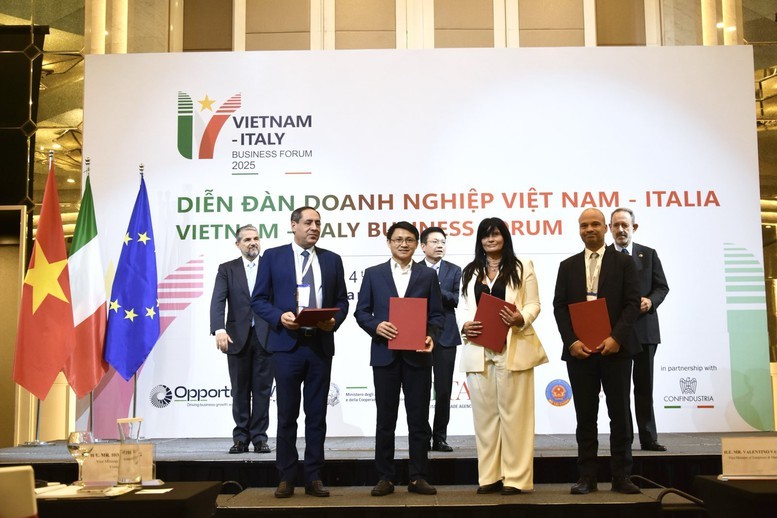 Diễn đàn doanh nghiệp Việt Nam - Italia 2025: Ký kết nhiều văn kiện, mở ra các hướng hợp tác mới- Ảnh 4. Các đối tác trao MOU tại Diễn đàn - Ảnh VGP/Minh Ngọc Diễn đàn doanh nghiệp Việt Nam - Italia 2025: Ký kết nhiều văn kiện, mở ra các hướng hợp tác mới- Ảnh 4. Các đối tác trao MOU tại Diễn đàn - Ảnh VGP/Minh Ngọc
