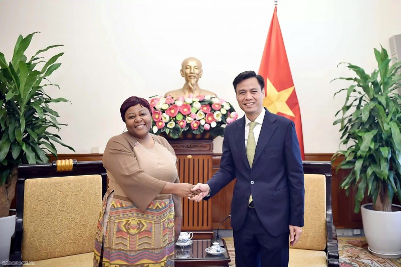 Thứ trưởng Ngoại giao Đặng Hoàng Giang tiếp bà Caroline Tinashe Nyamayemombe, Trưởng đại diện UN Women tại Việt Nam. Thứ trưởng Ngoại giao Đặng Hoàng Giang tiếp bà Caroline Tinashe Nyamayemombe, Trưởng đại diện UN Women tại Việt Nam.