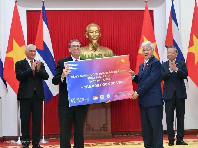 Tổng Bí thư Tô Lâm và Bí thư thứ nhất, Chủ tịch Cuba Miguel Diaz-Canel Bermudez chứng kiến lễ trao tặng lần 1 nhân dân Cuba số tiền 385 tỷ đồng. Ảnh: Giang Huy Tổng Bí thư Tô Lâm và Bí thư thứ nhất, Chủ tịch Cuba Miguel Diaz-Canel Bermudez chứng kiến lễ trao tặng lần 1 nhân dân Cuba số tiền 385 tỷ đồng. Ảnh: Giang Huy
