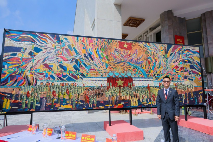 Artist Chu Nhat Quang beside his large single-panel lacquer painting Lacquer Painting 'Uncle Ho Reads the Declaration of Independence' Sets A World Record